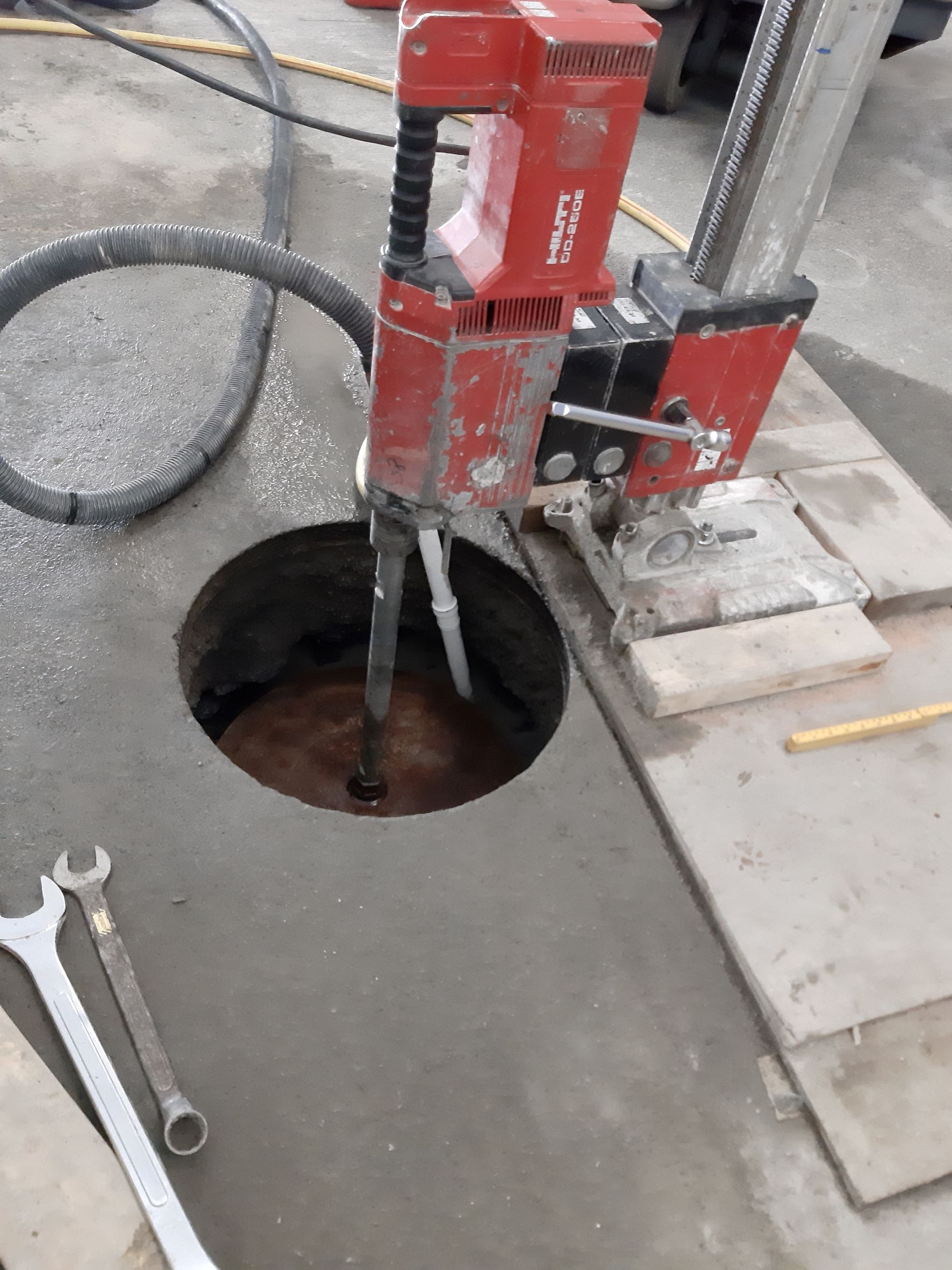 Kjernebor på plass i vegg